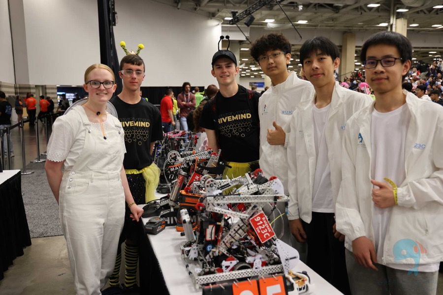 与各国选手交流