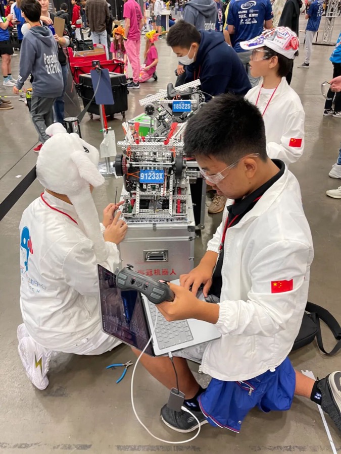 学生调试机器人